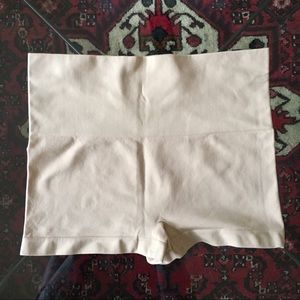 Spanx Nude Shorts Small Everyday Shaping Boyshorts